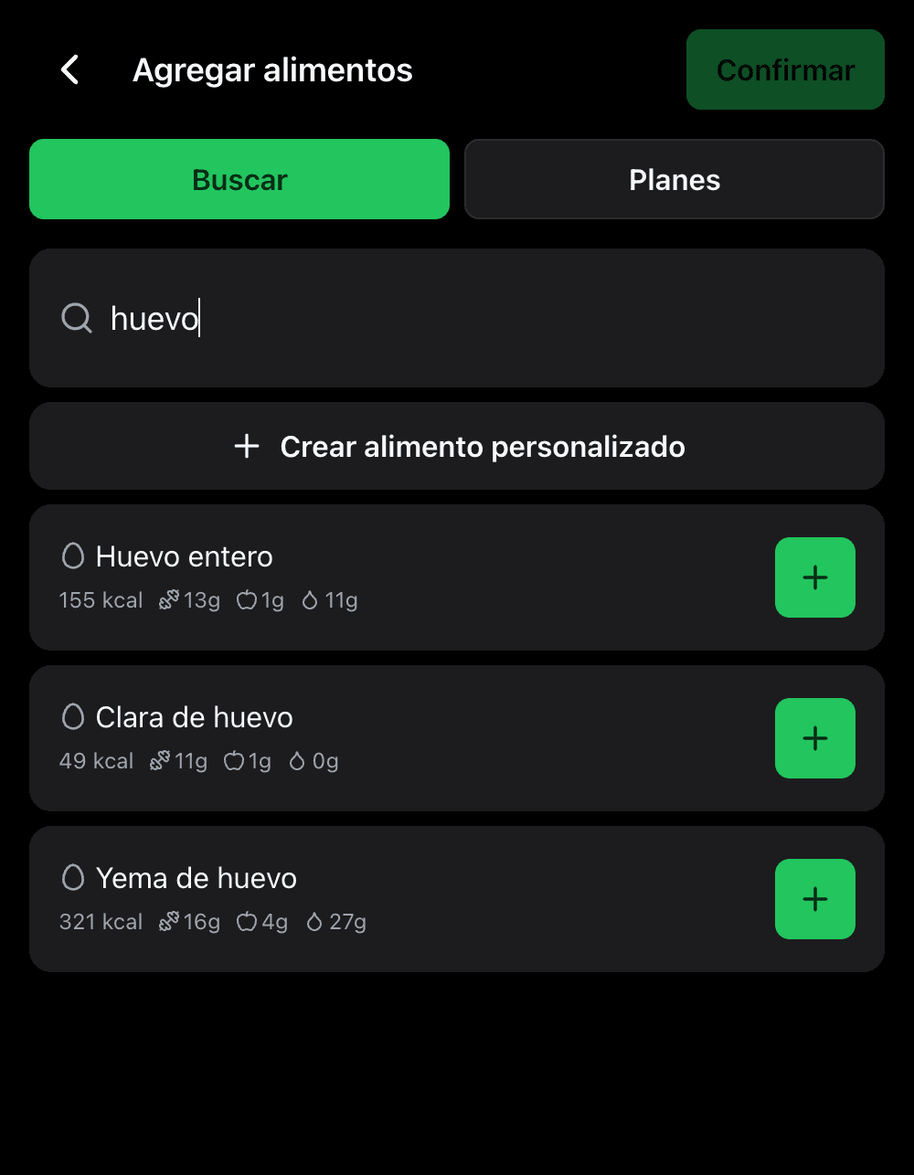 La búsqueda de alimentos de LibreFit mostrando huevo entero, clara y yema con sus calorías y macros.